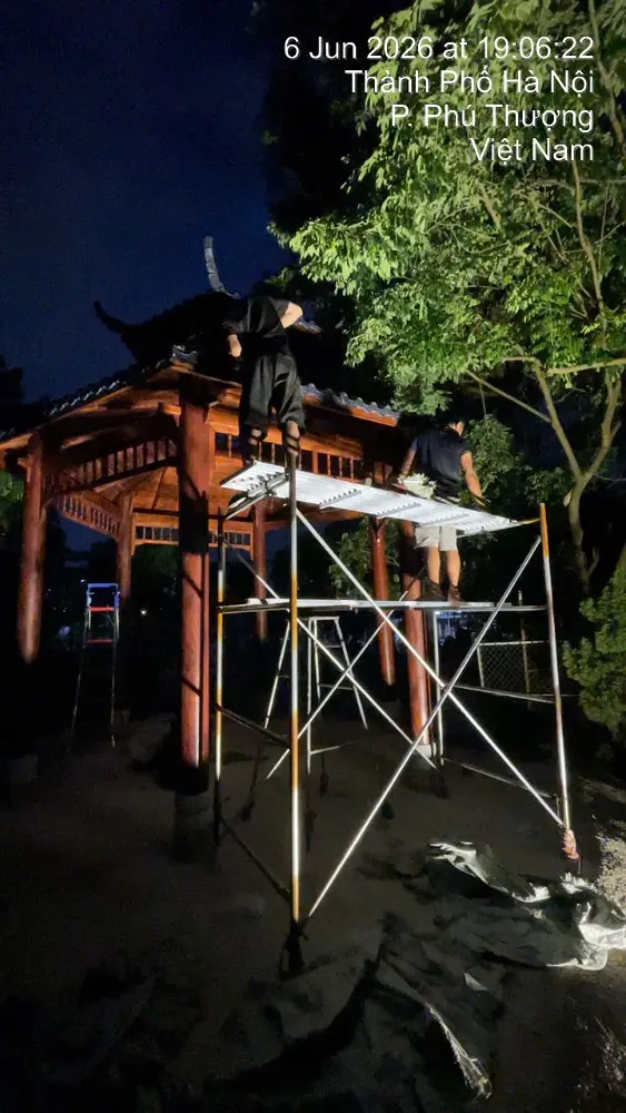 Mặc dù trời đã tối nhưng đội ngũ kỹ thuật vẫn miệt mài hoàn thiện những công đoạn cuối cùng