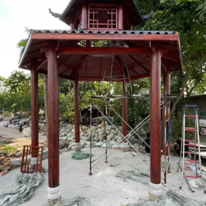 Chòi hình lục giác hiện lên sừng sững giữa không gian rộng lớn bên bờ Sông Hồng ở Hà Nội
