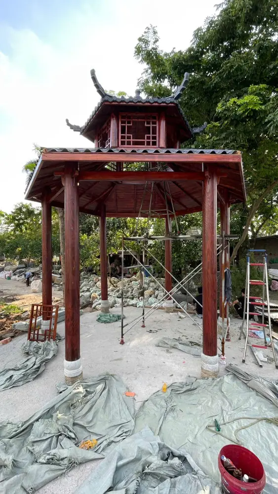 Chòi hình lục giác hiện lên sừng sững giữa không gian rộng lớn bên bờ Sông Hồng ở Hà Nội